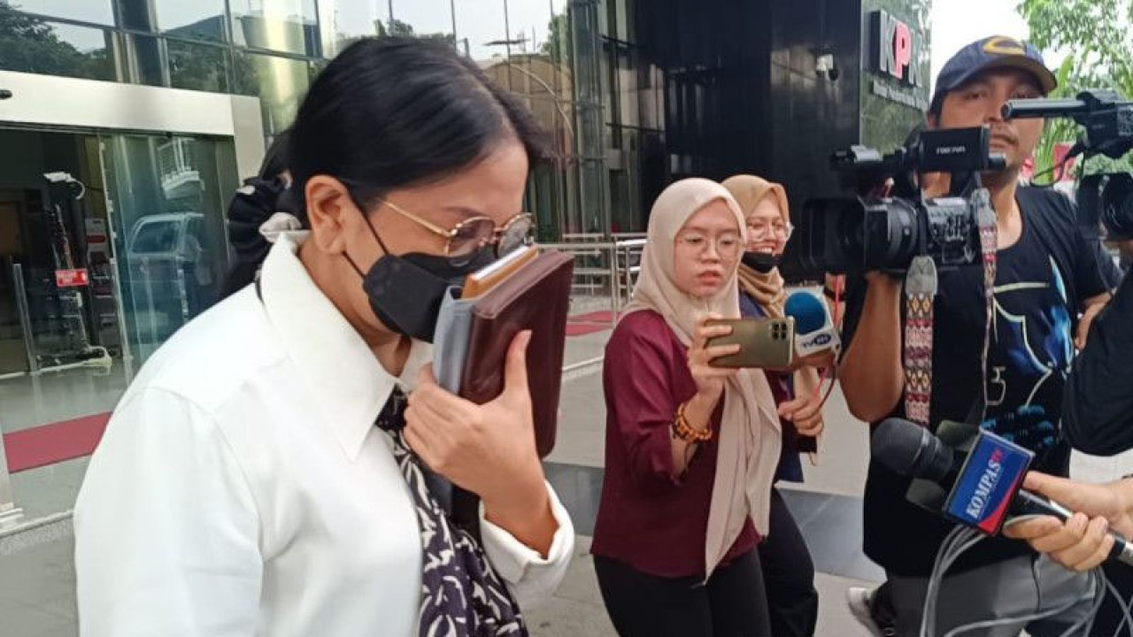 Istri eks pejabat Ditjen Pajak Rafael Alun Trisambodo, Ernie Mieke Torondek (kiri), meninggalkan Gedung Merah Putih KPK usai periksa penyidik, Selasa (4/7/2023). ANTARA/Fianda Sjofjan Rassat
