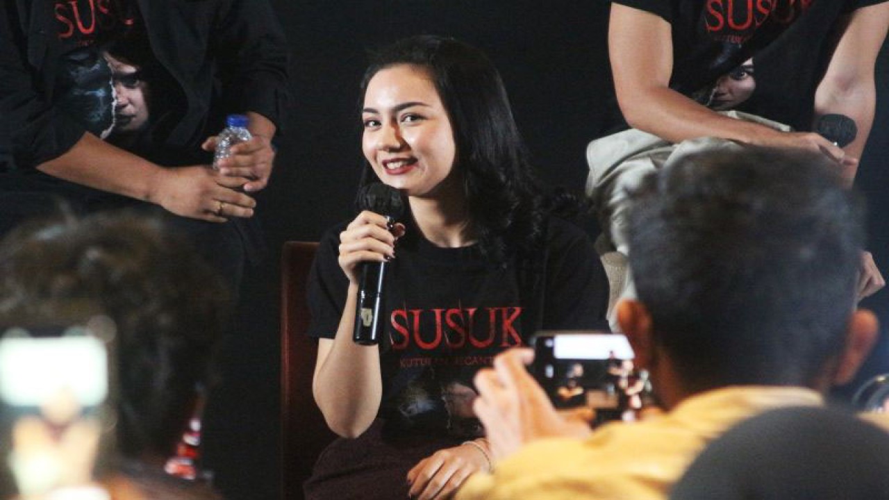 Aktris Ersya Aurelia saat sesi pemutaran trailer film "Susuk: Kutukan Kecantikan" di Jakarta, Jumat (28/7). (ANTARA/Ahmad Faishal)