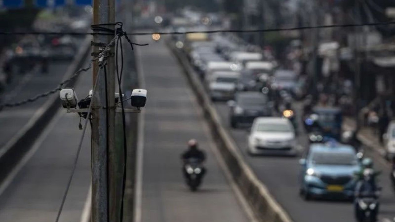 Ilustrasi - Kendaraan melintas di bawah kamera pengawas atau Closed Circuit Television (CCTV) yang terpasang di jalur bus transjakarta, kawasan Pasar Rumput, Jakarta, Kamis (23/6/2022). Korlantas Polri mengungkap perolehan uang denda tilang elektronik atau electronic traffic law enforcement (ETLE) mencapai Rp 639 miliar yang diperoleh dari 1.771.242 kasus tilang yang terekam ETLE. ANTARA FOTO/Aprillio Akbar/foc