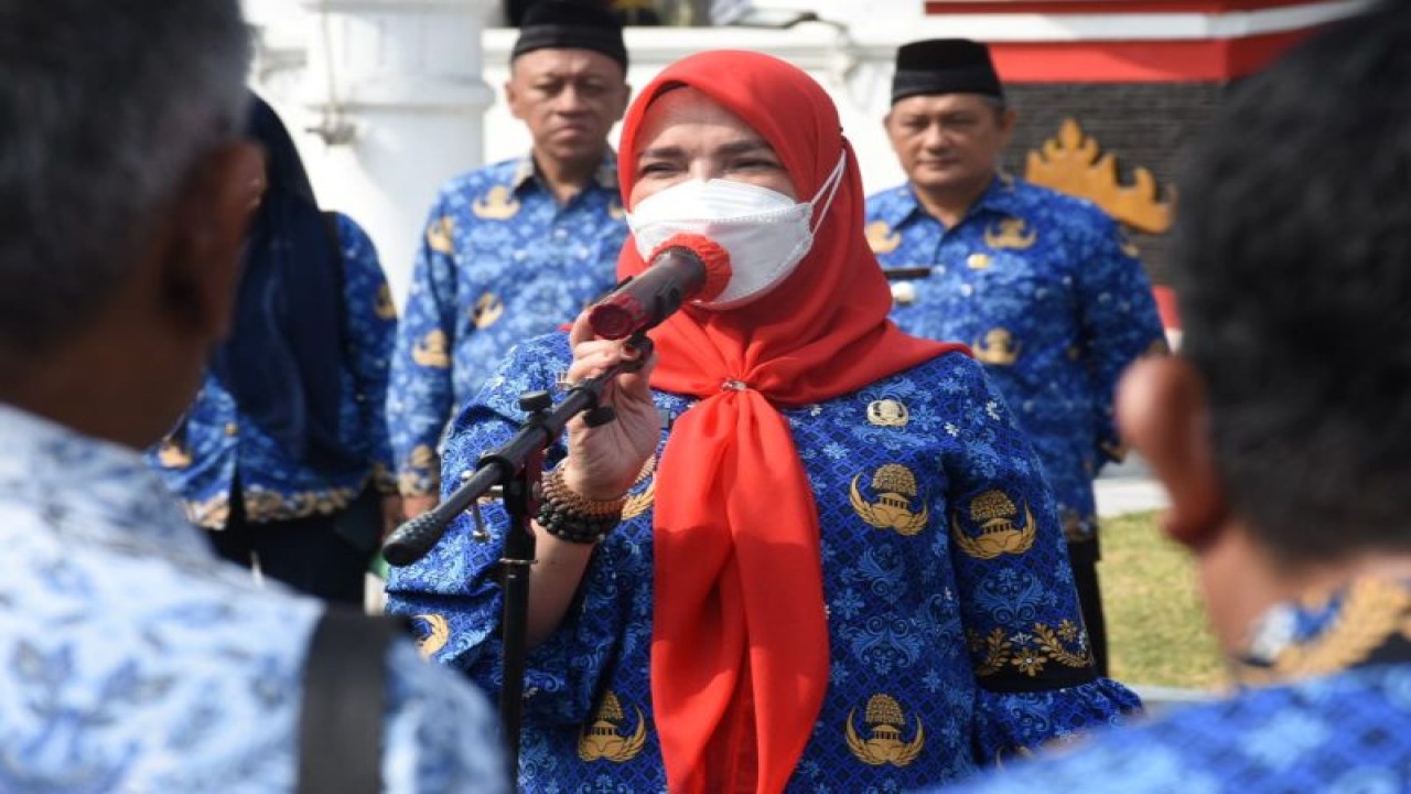 Wali Kota Bandarlampung Eva Dwiana saat memberikan sambutan kepada para Pegawai Negeri Sipil (PNS) di lingkungan Pemkot Bandarlampung. Senin (17/7). (ANTARA/HO-Humas Pemkot Bandarlampung)