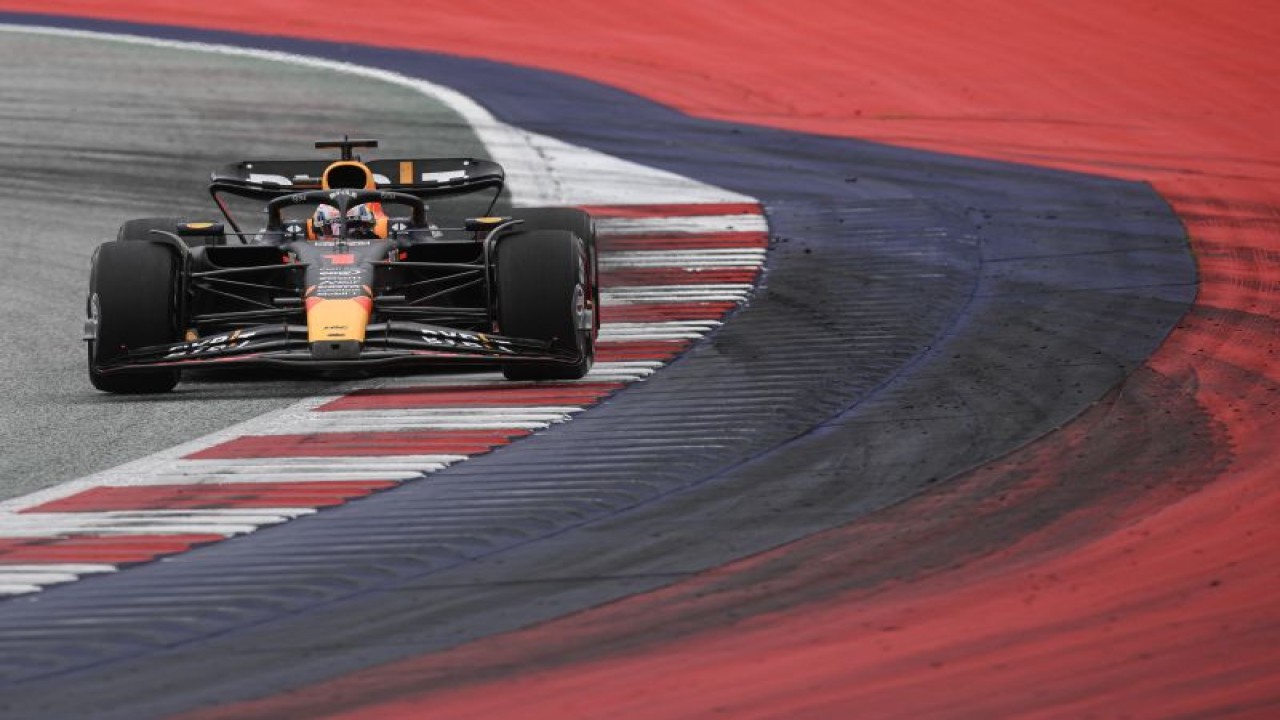 Pebalap Red Bull Max Verstappen saat tampil di F1 GP Austria di Sirkuit Red Bull di Spielberg, Austria, 2 Juli 2023. (Foto VLADIMIR SIMICEK / AFP)