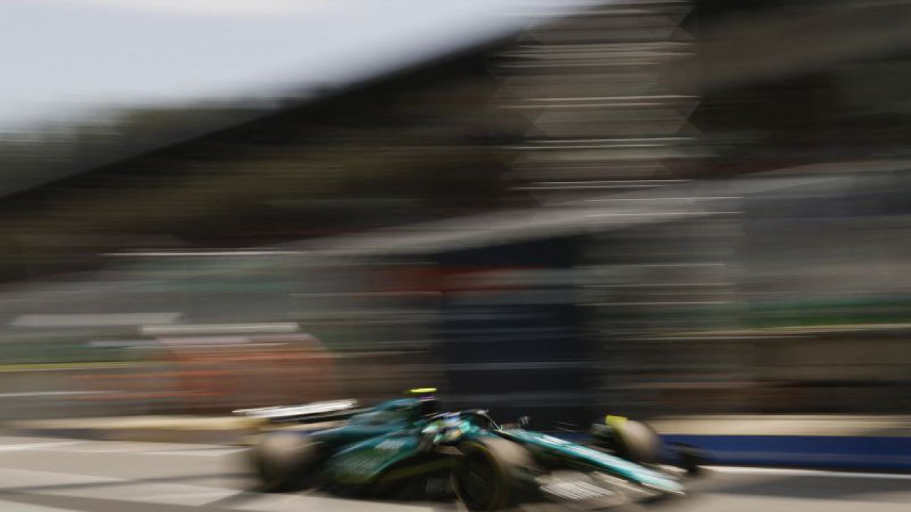 Pembalap tim Aston Martin Fernando Alonso memacu mobilnya saat sesi latihan balap F1 GP Austria di Red Bull Ring, Spielberg, Austria, Jumat (30/6/2023). ANTARA FOTO/REUTERS/Leonhard Foeger/foc.