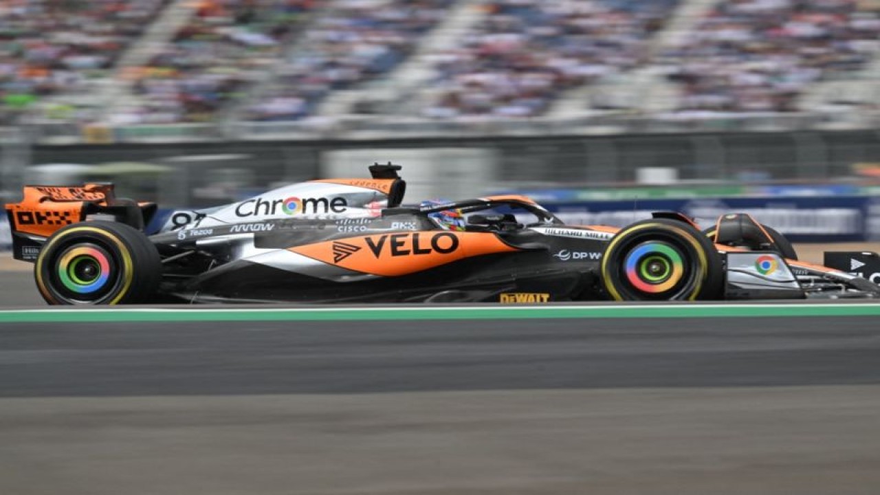 Pebalap McLaren Oscar Piastri melaju di Grand Prix Inggris yang digelar di Sirkuit Silverstone, Inggris, Minggu (9/7/2023). (ANTARA/AFP/ANDREJ ISAKOVIC)