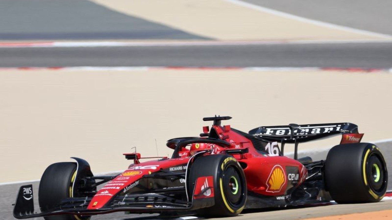 Pebalap Ferrari Charles Leclerc saat tes pra-musim di Bahrain International Circuit, Sakhir, pada 25 Februari 2023. (ANTARA/AFP/GIUSEPPE CACACE.)