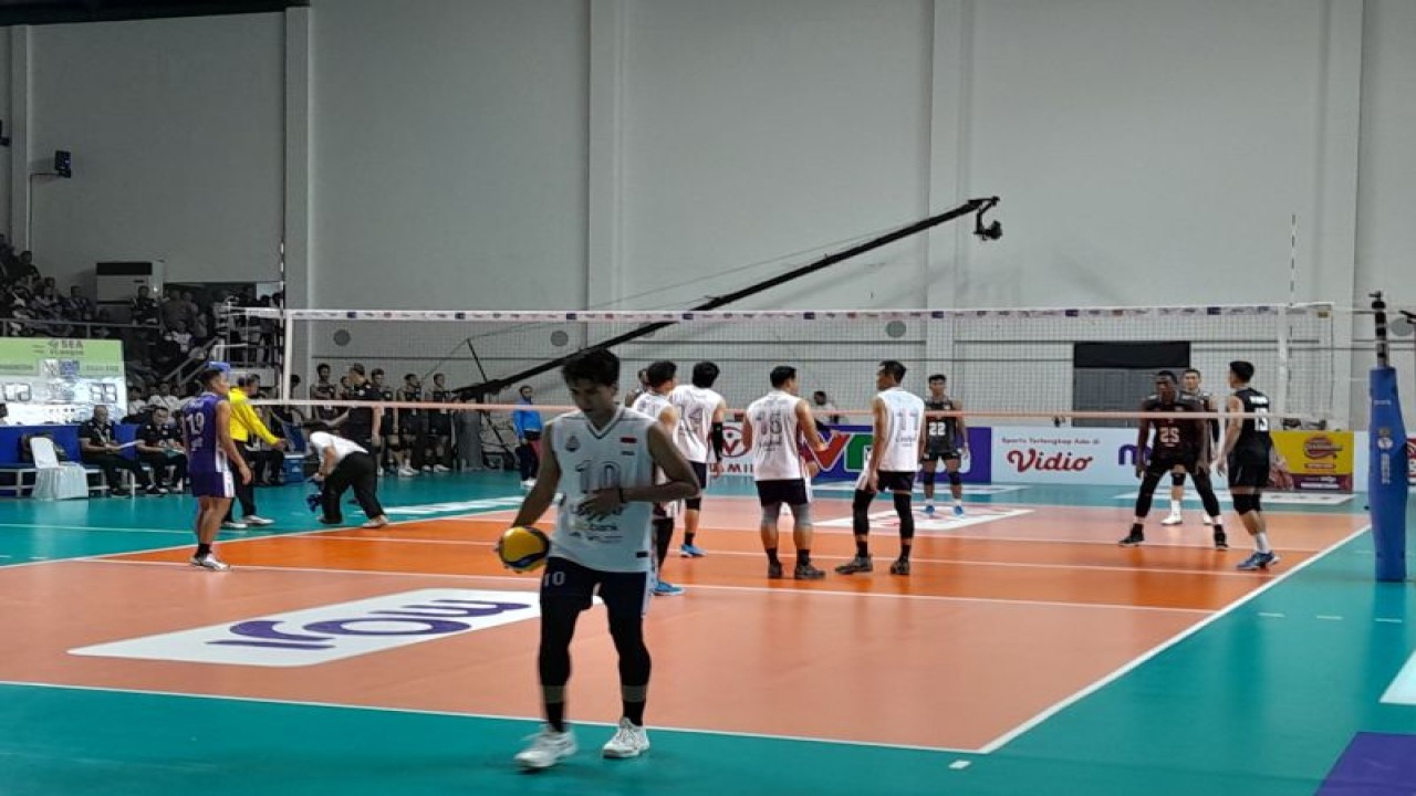 Atlet bola voli putra tim nasional Indonesia Fahri Septian Putratama sedang bersiap melakukan serve saat pertandingan menghadapi Thailand dalam ajang SEA V League 2023 di GOR Candradimuka Padepokan Voli Jenderal Polisi Kunarto, Sentul, Bogor, Minggu (23/7/2023). (ANTARA/FAJAR SATRIYO)