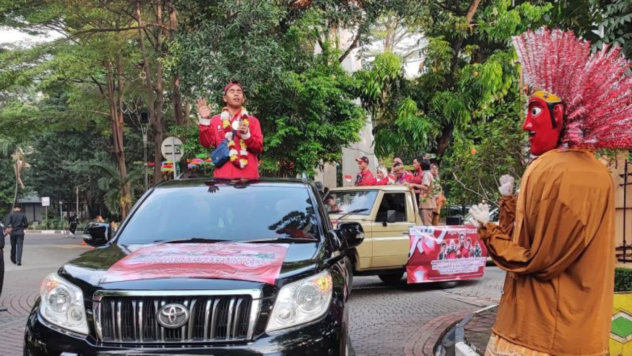 Fajar Tri Hadi (21 atlet renang peraih medali emas di ASEAN Para Games Kamboja 2023, ) tiba di Kantor Wali Kota Jakarta Timur, Cakung, Senin (10/7/2023) usai di arak keliling wilayah Jakarta Timur. ANTARA/Syaiful Hakim