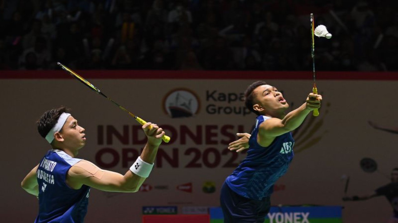 Arsip - Pebulu tangkis ganda putra Indonesia Fajar Alfian (kanan) dan Muhammad Rian Ardianto (kiri) mengembalikan kok ke arah ganda putra Denmark Jeppe Bay dan Lasse Molhede dalam babak pertama (32 besar) turnamen Indonesia Open 2023 di Istora Senayan, Jakarta, Selasa (13/6/2023). ANTARA FOTO/Aditya Pradana Putra/foc.