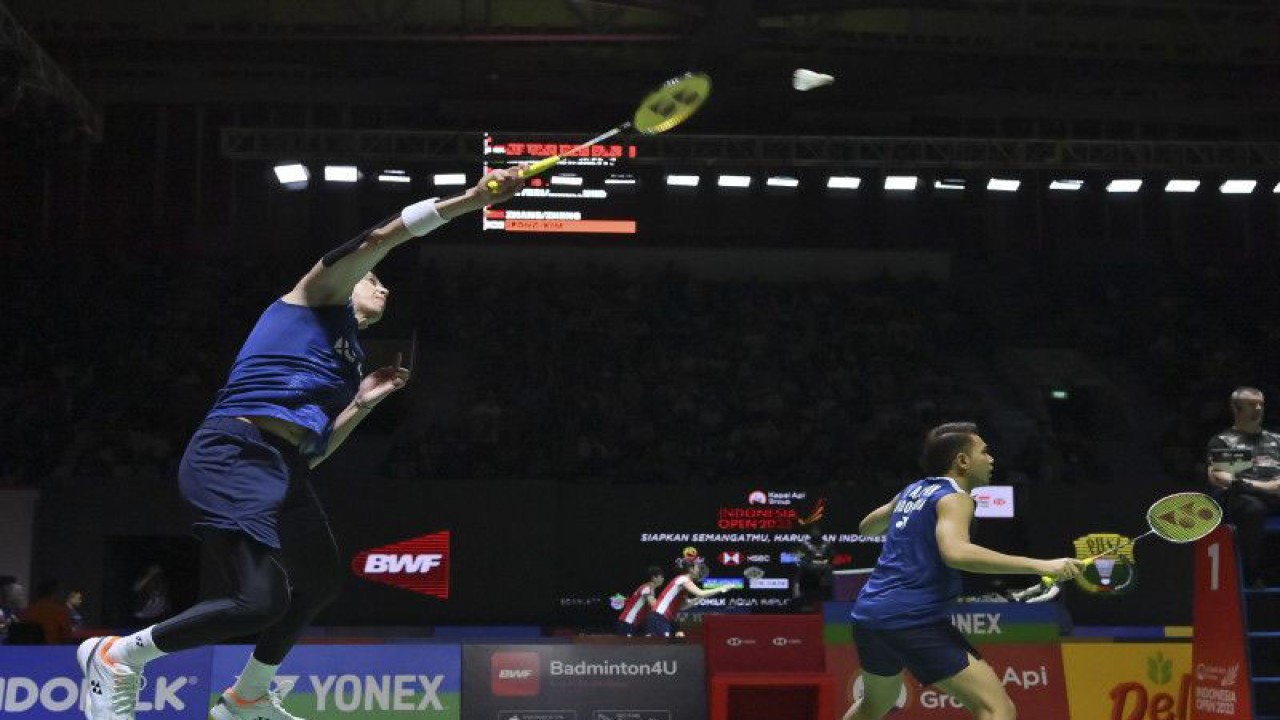 Pebulu tangkis ganda putra Indonesia Fajar Alfian (kanan) dan Muhammad RIan Ardianto (kiri) mengembalikan kok ke arah lawannya ganda putra India Satwiksairaj Rankireddy dan Chirag Shetty dalam babak perempat final turnamen Indonesia Open 2023 di Istora Senayan, Jakarta, Jumat (16/6/2023). ANTARA FOTO/M Risyal Hidayat/tom