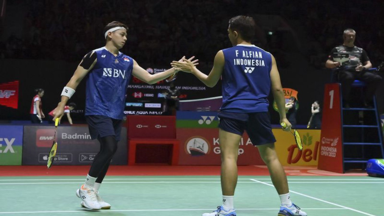 Foto arsip - Pebulu tangkis ganda putra Indonesia Fajar Alfian (kanan) dan Muhammad Rian Ardianto (kiri) bersalaman saat melawan ganda putra India Satwiksairaj Rankireddy dan Chirag Shetty dalam babak perempat final turnamen Indonesia Open 2023 di Istora Senayan, Jakarta, Jumat (16/6/2023). ANTARA FOTO/M Risyal Hidayat/tom. (ANTARA FOTO/M RISYAL HIDAYAT)