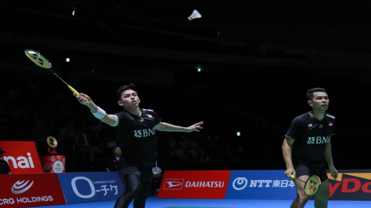 Pasangan ganda putra Indonesia Fajar Alfian/Muhammad Rian Ardianto dalam babak semifinal Japan Open 2023 di Stadion Nasional Yoyogi, Jepang, Sabtu (29/7/2023). (ANTARA/HO/PBSI)