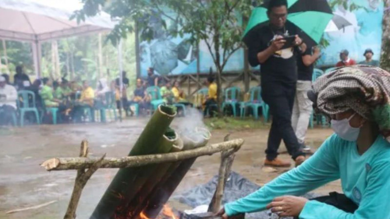 Masak nasi humbal menjadi bagian kemeriahan Festival Loksado 2023 pada 7-9 Juli ini. (ANTARA/HO)