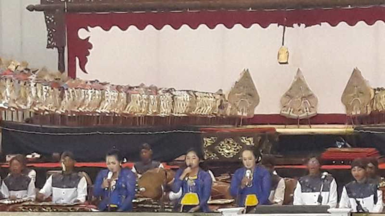 Salah satu kelompok karawitan tampil dalam festival karawitan di Kabupaten Temanggung. ANTARA/Heru Suyitno