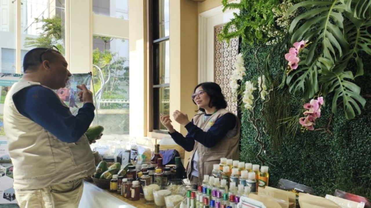 Produk hasil hutan bukan kayu yang di pamerkan dalam Festival Hutan Lampung 2023. ANTARA/Ruth Intan Sozometa Kanafi.