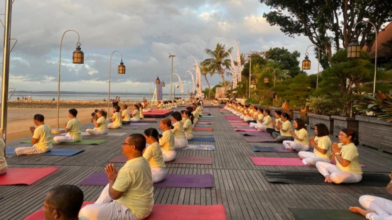 Ratusan orang mengikuti Santrian Yoga Festival untuk memeriahkan hari keempat penyelenggaraan AstraPay Sanur Village Festival ke-16 di Sanur, Denpasar, Bali, Sabtu (22/7/2023). ANTARA/HO-Humas Sanfest