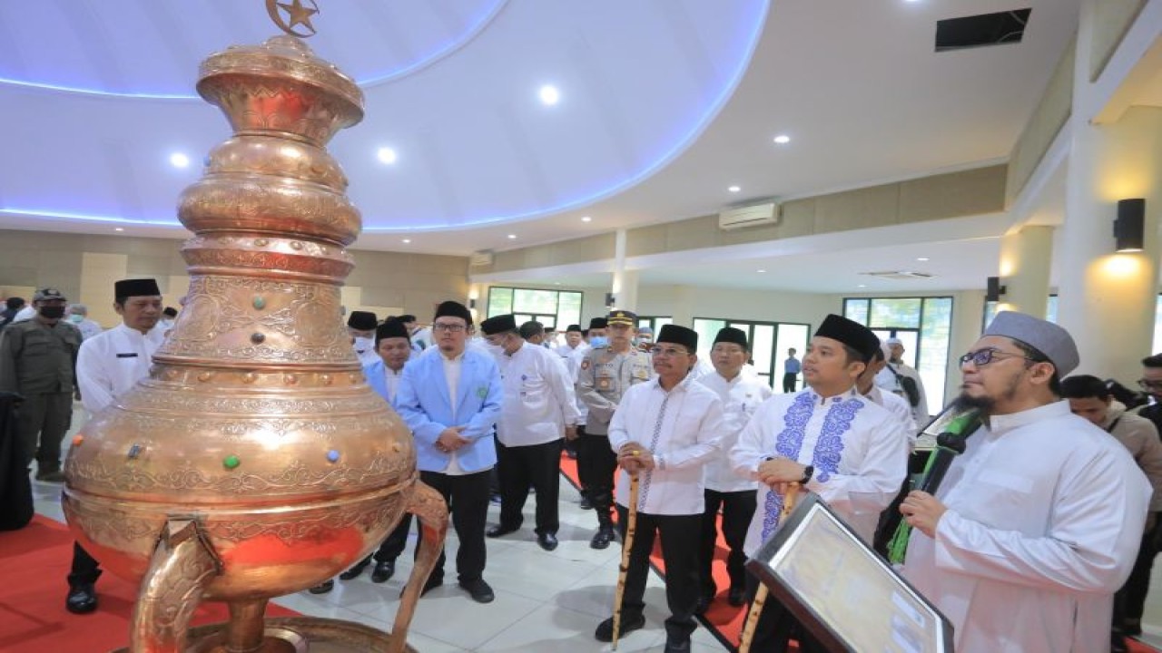 Wali Kota Tangerang Arief R Wismansyah didampingi Wakil Wali Kota Sachrudin dan pengelola artefak nabi muhammad SAW saat melihat salah satu artefak Nabi Muhammad SAW pada kegiatan Festival Al Azhom tahun 2022 lalu di gedung MUI. Tahun ini, pameran artefak nabi muhammad kembali dihadirkan karena antusiasnya sangat besar. HO/Pemkot Tangerang