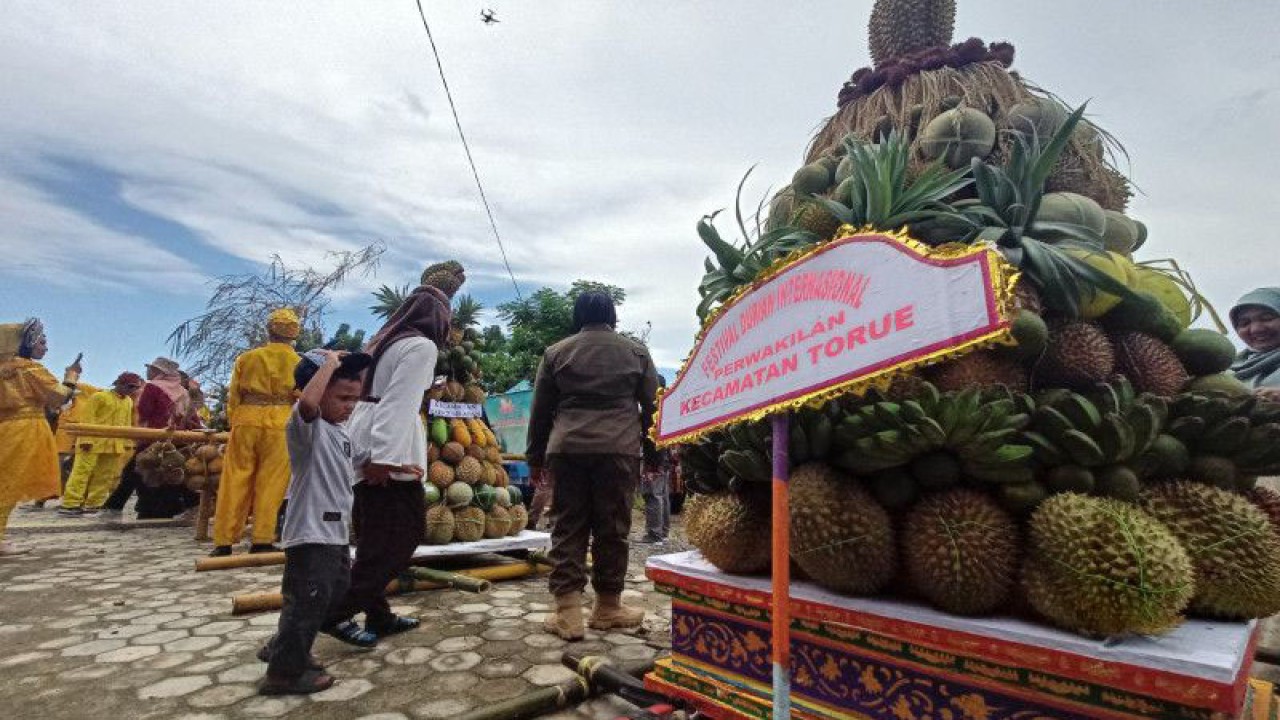 Sejumlah buah-buahan di hias dalam suatu wadah dan dipamerkan pada acara Festival Durian yang berlangsung di Kabupaten Parigi Moutong, Kamis (6/7/2023). ANTARA/Moh Ridwan