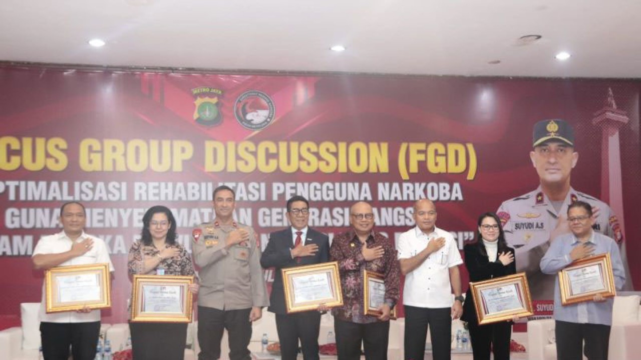 Wakapolda Metro Jaya Brigjen Pol Suyudi Aryo Seto (ketiga dari kiri) bersama para narasumber dalam diskusi di Gedung Balai Pertemuan Metro Jaya, Kamis (27/7/2023). ANTARA/HO-Humas Polda Metro Jaya