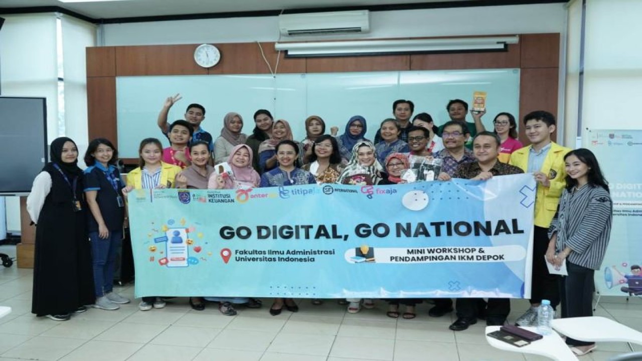 Para peserta Mini Workshop FIA UI dengan pendampingan Industri Kecil Menengah (IKM) Depok yang bekerja sama dengan berbagai mitra. (ANTARA/HO: Humas UI)