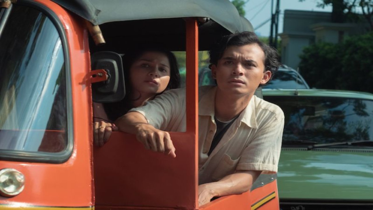 Yunita Siregar dan Jourdy Pranata dalam film "Hari Ini Akan Kita Ceritakan Nanti" (HIAKCN) karya sutradara Angga Dwimas Sasongko. (ANTARA/HO-PIO KharismaYongha/Netflix)