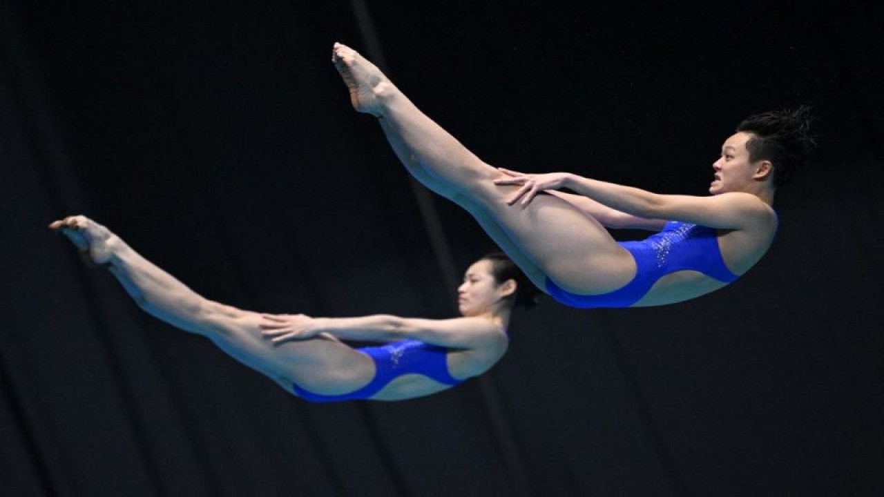 Pasangan penyelam putri China Chang Yani dan Chen Yiwen berkompetisi pada nomor loncat indah tersinkronisasi 3m putri (women's 3m synchronised) di Kejuaraan Dunia Akuatik (FINA) 2023 di Fukuoka, Jepang, Senin (17/7/2023). (ANTARA/AFP/YUICHI YAMAZAKI)