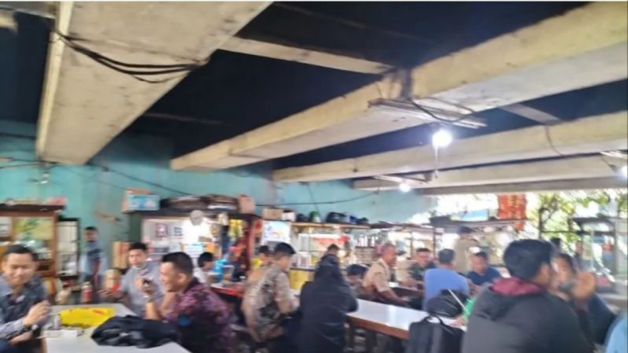 Suasana kolong jalan layang (flyover) Kemanggisan,Slipi, Pal Merah, Jakarta Barat, yang dijadikan tempat berdagang para PKL, Selasa (7/6/2022) ANTARA/Walda