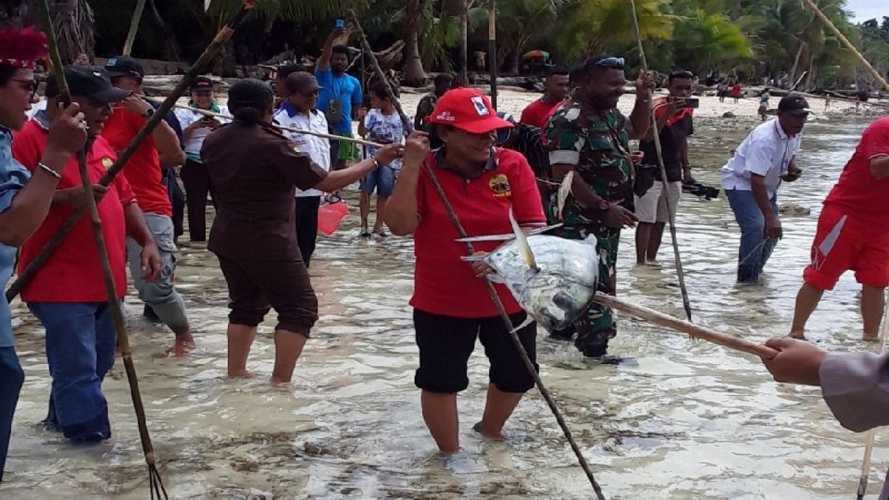 Suasana warga Biak Numfor menangkap ikan dalam tradisional snap mor di perairan Kampung Tanjung Barari, Distrik Oridek, Kabupaten Biak Numfor, Senin (3/72023). ANTARA/Muhsidin