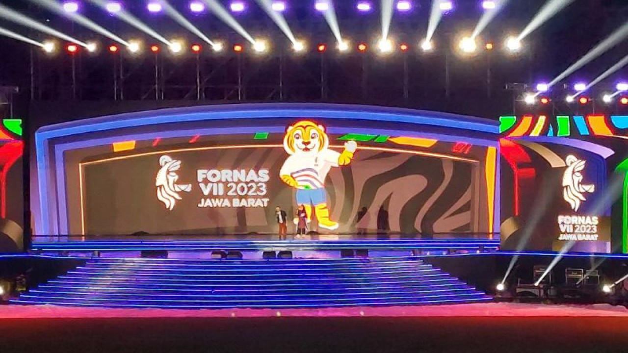 Upacara pembukaan Festival Olahraga Rekreasi Masyarakat Nasional atau Fornas VII 2023, di Stadion Si Jalak Harupat, Kabupaten Bandung Minggu malam (2/7/2023). (ANTARA/Ajat Sudrajat)