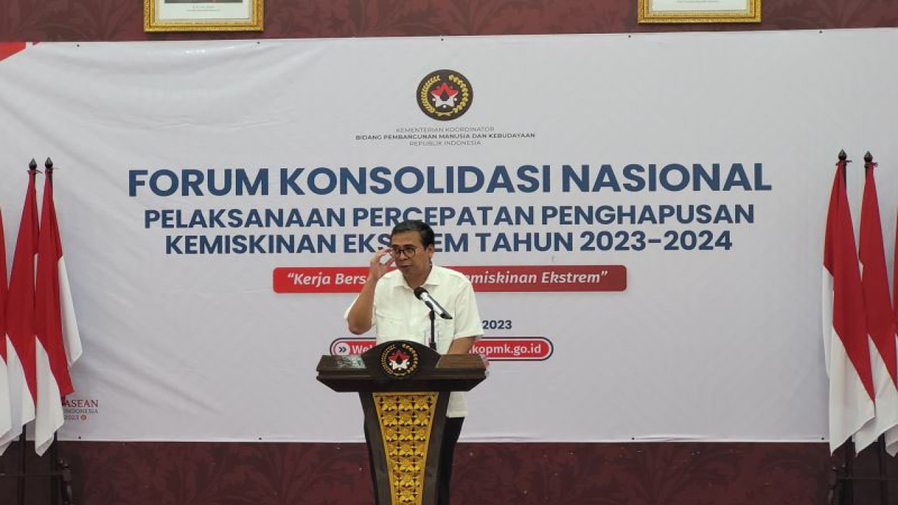 Deputi Bidang Koordinasi Peningkatan Kesejahteraan Sosial Kementerian Koordinator Bidang Pembangunan Manusia dan Kebudayaan Nunung Nuryartono menyampaikan keterangan usai Forum Konsolidasi Nasional Upaya Percepatan Penghapusan Kemiskinan Ekstrem di Jakarta, Senin (24/7/2023). (ANTARA/Sean Filo Muhamad)