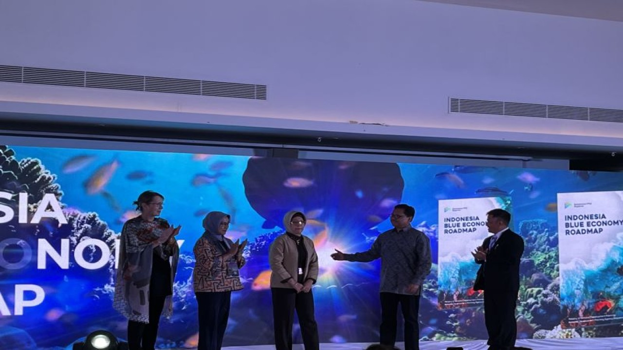 Dari kiri ke kanan: Kepala Perwakilan PBB di Indonesia, Valerie Julliand, Deputi Bidang Kemaritiman dan Sumber Daya Alam Bappenas Vivi Yulaswati, Deputi Bidang Ekonomi Bappenas Amalia Adininggar Widyasanti, Sekretaris Utama Bappenas Taufik Hanafi, dan Staf Ahli Bidang Pembangunan Sektor Unggulan dan Infrastruktur Bappenas Leonardo A. A. Teguh Sambodo dalam peluncuran Dokumen Indonesia Blue Economy Roadmap dalam ASEAN Blue Economy Forum 2023 di Tanjung Pandan, Kepulauan Bangka Belitung, Senin (3/7/2023). ANTARA/M. Baqir Idrus Alatas