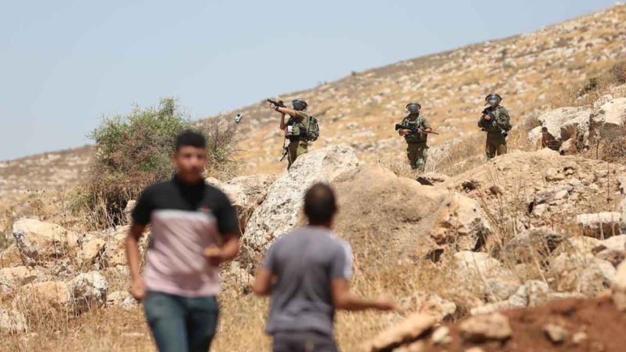 Arsip - Seorang tentara Israel menembakkan tabung gas air mata ke arah sejumlah warga Palestina pengunjuk rasa dalam bentrokan di Desa Beit Dajan, sebelah timur Nablus, Tepi Barat, Jumat (29/7/2022). Unjuk rasa tersebut dilakukan untuk menentang perluasan permukiman Yahudi di kawasan itu. (ANTARA FOTO/Xinhua/Ayman Nobani/rwa.)