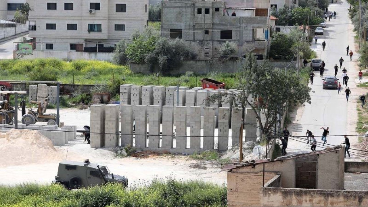 Arsip foto - Para pengunjuk rasa melempari kendaraan militer Israel dengan batu setelah pasukan Israel menyerbu kamp pengungsi Jenin di Kota Jenin, Tepi Barat, (9/4/2022). (ANTARA FOTO/Xinhua/Ayman Nobani/aww.)
