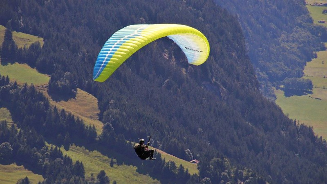 Ilustrasi paragliding. (Pixabay.com)