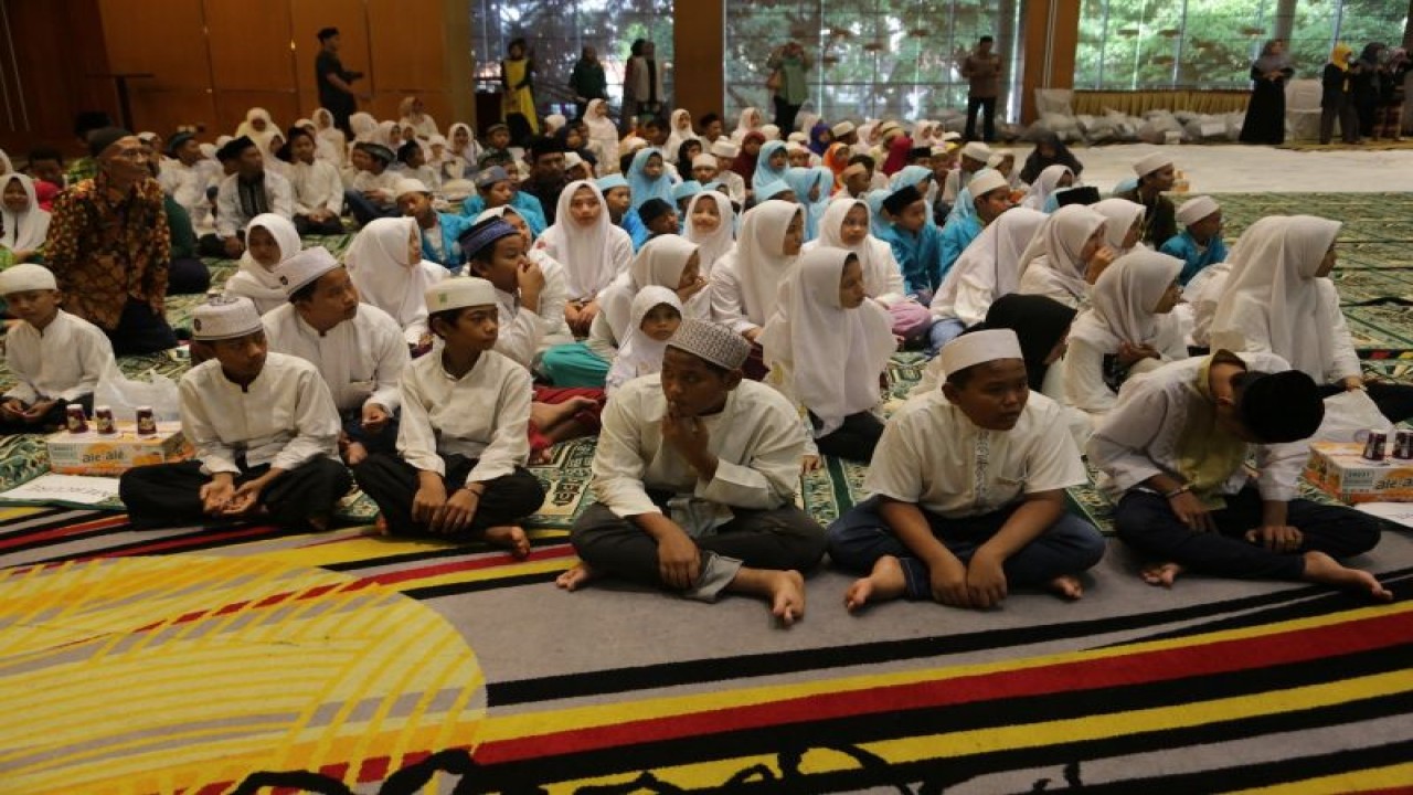 Foto Arsip - Sejumlah anak-anak sedang mengikuti kegiatan di salah satu masjid di Kota Surabaya. (ANTARA/HO-Diskominfo Surabaya)