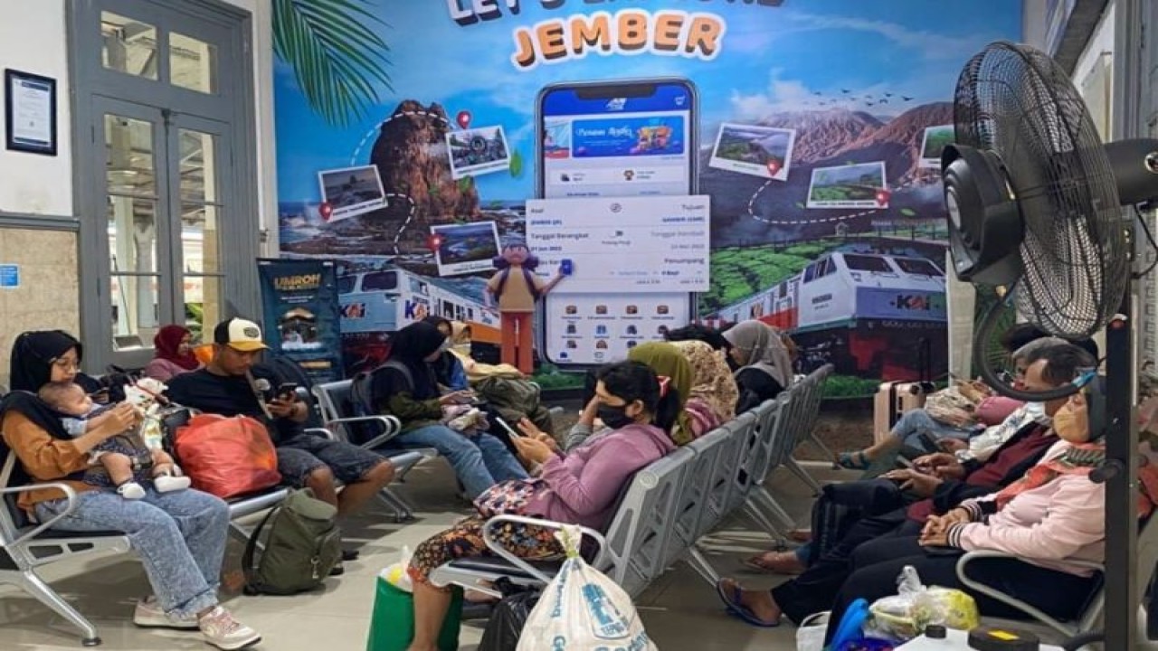 Foto dok. Sejumlah penumpang menunggu di Stasiun Jember (ANTARA/HO-Humas KAI Daop 9 Jember)