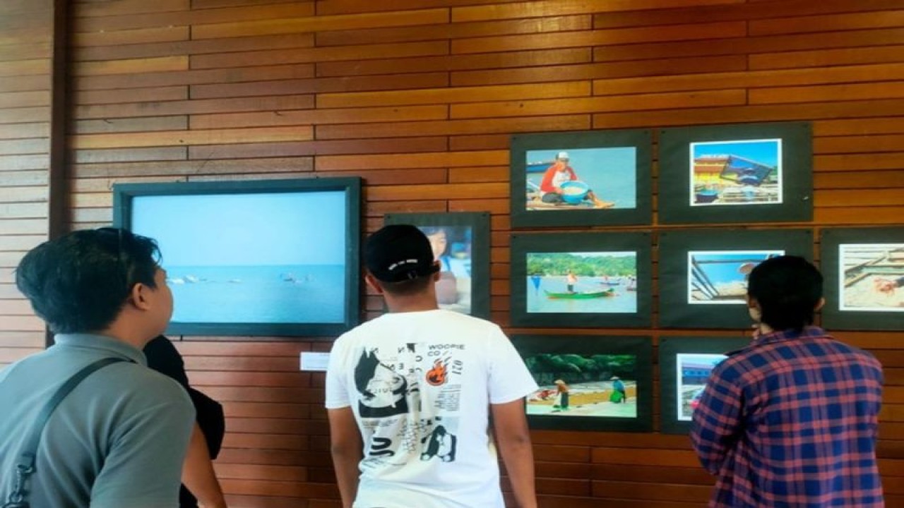 Puluhan karya fotografi dan ekonomi kreatif dipamerkan pada Sedau Art Festival tahun 2023 “Senginyan” di Kota Singkawang, Kalbar, Senin (3/7/2023). (ANTARA/Rudi)