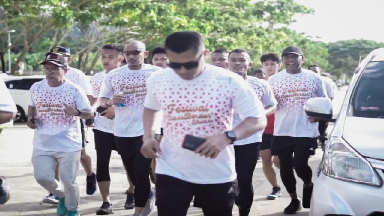 Menparekraf RI Sandiaga Uno (tengah) saat melaksanakan fun run dalam festival cross border di Kota Jayapura pada Kamis (6/7/2023). ANTARA/HO-Dokumen pribadi Matias Mano