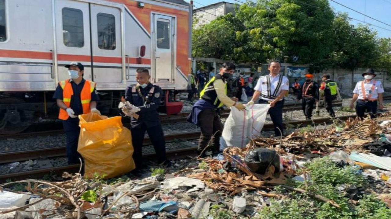 Gabungan unit kerja KAI Daop 1 Jakarta menertibkan puluhan bangunan liar dan bersih lintas sepanjang 500 meter antara Stasiun Pasar Senen sampai dengan Gang Sentiong, Jakarta Pusat, Kamis (20/7/2023). ANTARA/HO-KAI Daop 1 Jakarta