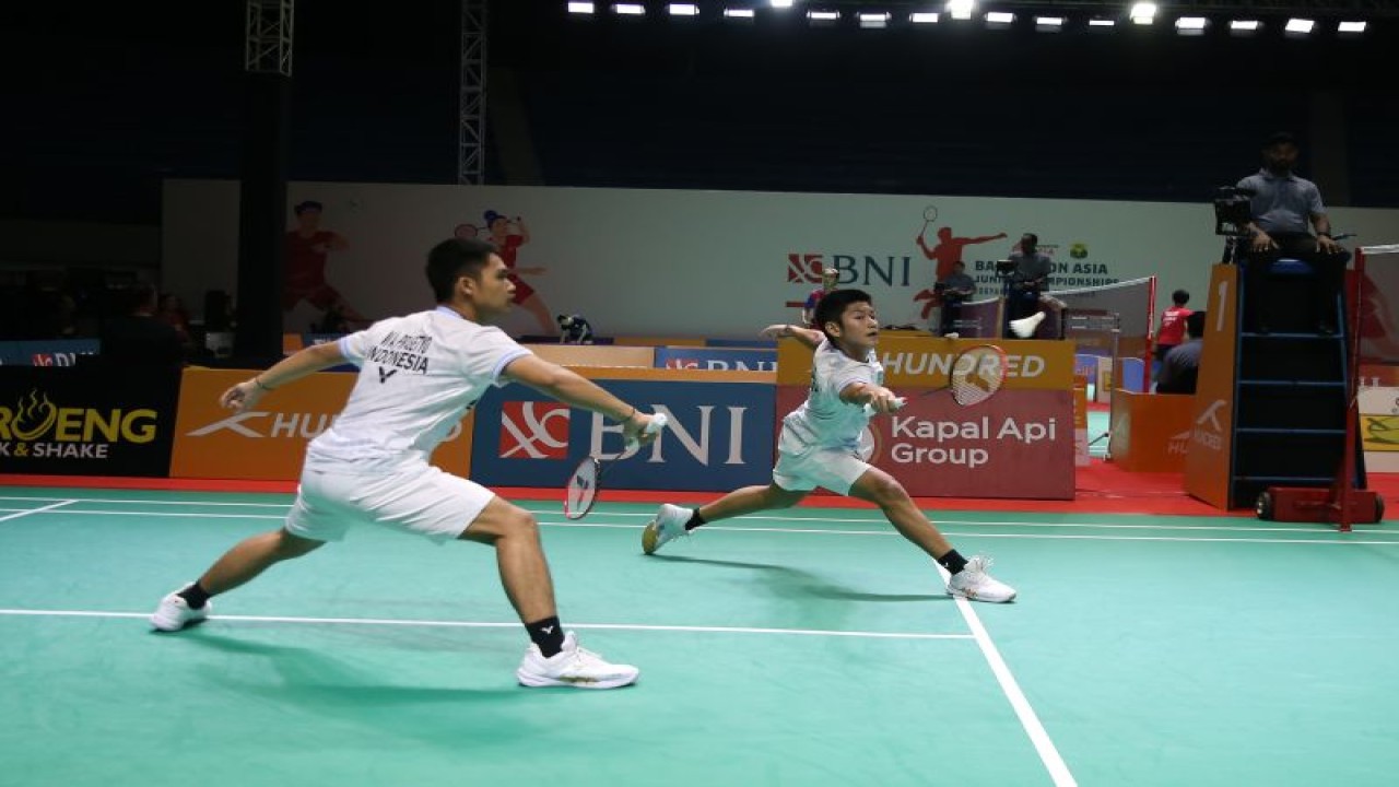 Ganda putra Dexter Farrell/Wahyu Agung Prasetyo lolos ke babak 32 besar Kejuaraan Badminton Junior Asia (BAJC) 2023 setelah mengalahkan pasangan India, Nicholas Raj/Tushar Suveer, dengan skor 21-19, 21-16 di GOR Among Rogo, Yogyakarta, Kamis. (ANTARA/HO-PP PBSI)