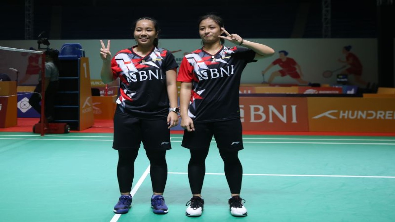 Ganda putri Anisanaya Kamila/Az Zahra Ditya Ramadhani menjadi penggenap kemenangan Indonesia pada penyisihan Grup A Kejuaraan Badminton Junior Asia (BAJC) 2023. Mereka mengalahkan pasangan Khanh My Huynh/Thi Anh Tran dua gim langsung 21-5, 21-10 di Yogyakarta, Sabtu. (ANTARA/HO-PP PBSI)
