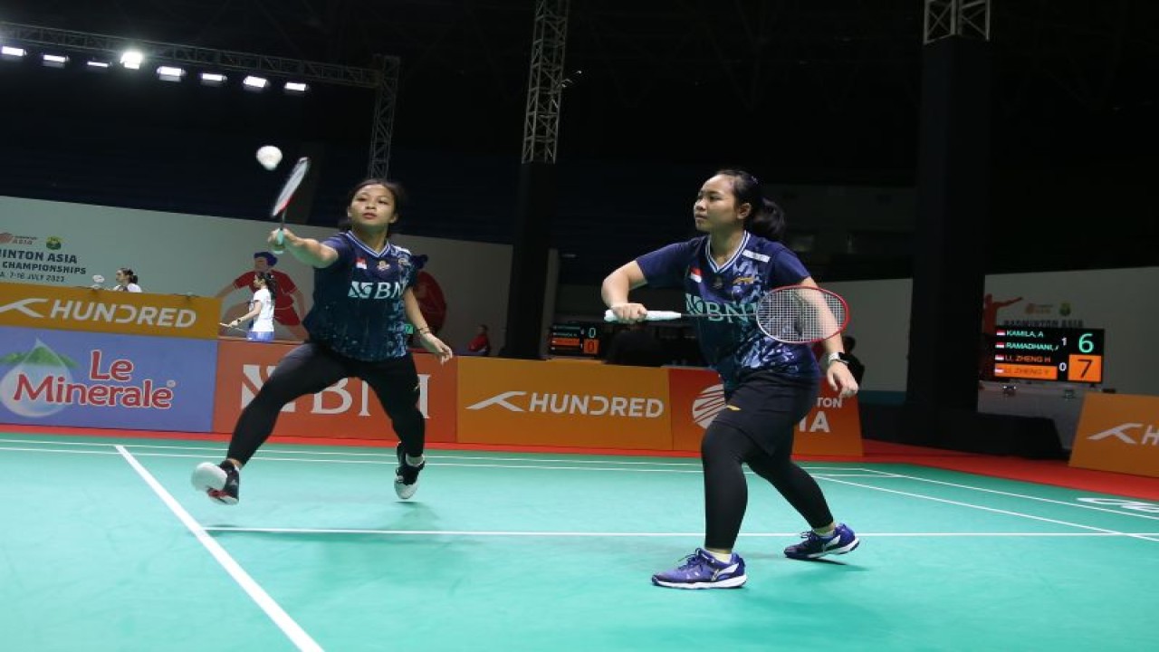 Ganda putri Anisanaya Kamila/Az Zahra Ditya Ramadhani menyingkirkan wakil Singapura Zheng Hong Li/Zheng Yan Li dengan skor 21-4, 21-17 pada babak 32 besar BAJC 2023 di Yogyakarta, Kamis. (ANTARA/HO-PP PBSI)