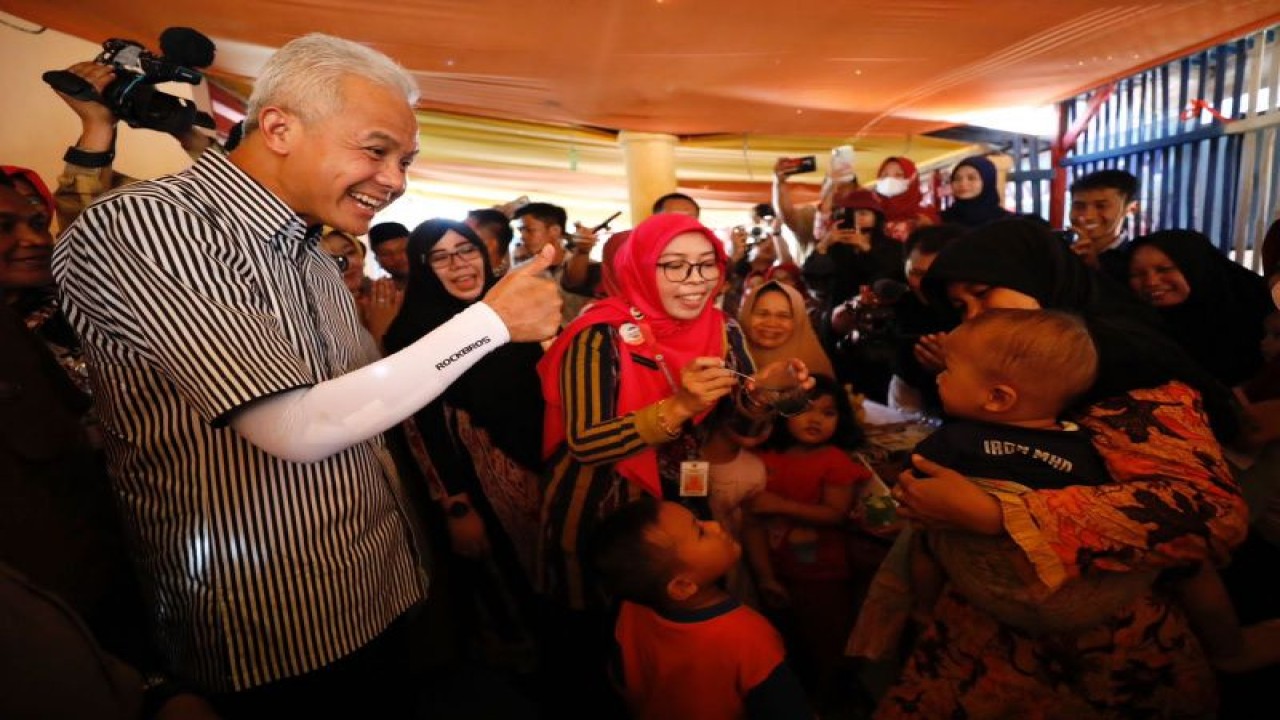 Gubernur Jawa Tengah Ganjar Pranowo berinteraksi dengan salah satu anak saat melakukan kunjungan kerja di Kabupaten Sukoharjo, Jawa Tengah, Selasa (11/7/2023). ANTARA/HO-Humas Pemprov Jateng