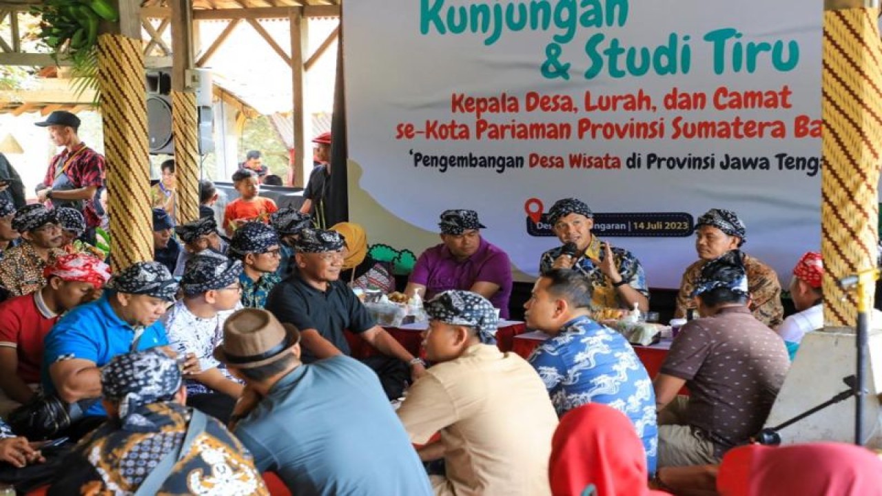 Gubernur Jawa Tengah Ganjar Pranowo bersama rombongan Wali Kota Pariaman Genius Umar ke Desa Wisata Lerep, Kabupaten Semarang, Jumat (14/7/2023), untuk belajar pengelolaan dan pengembangan desa wisata. (ANTARA/HO-Humas Pemprov Jateng)
