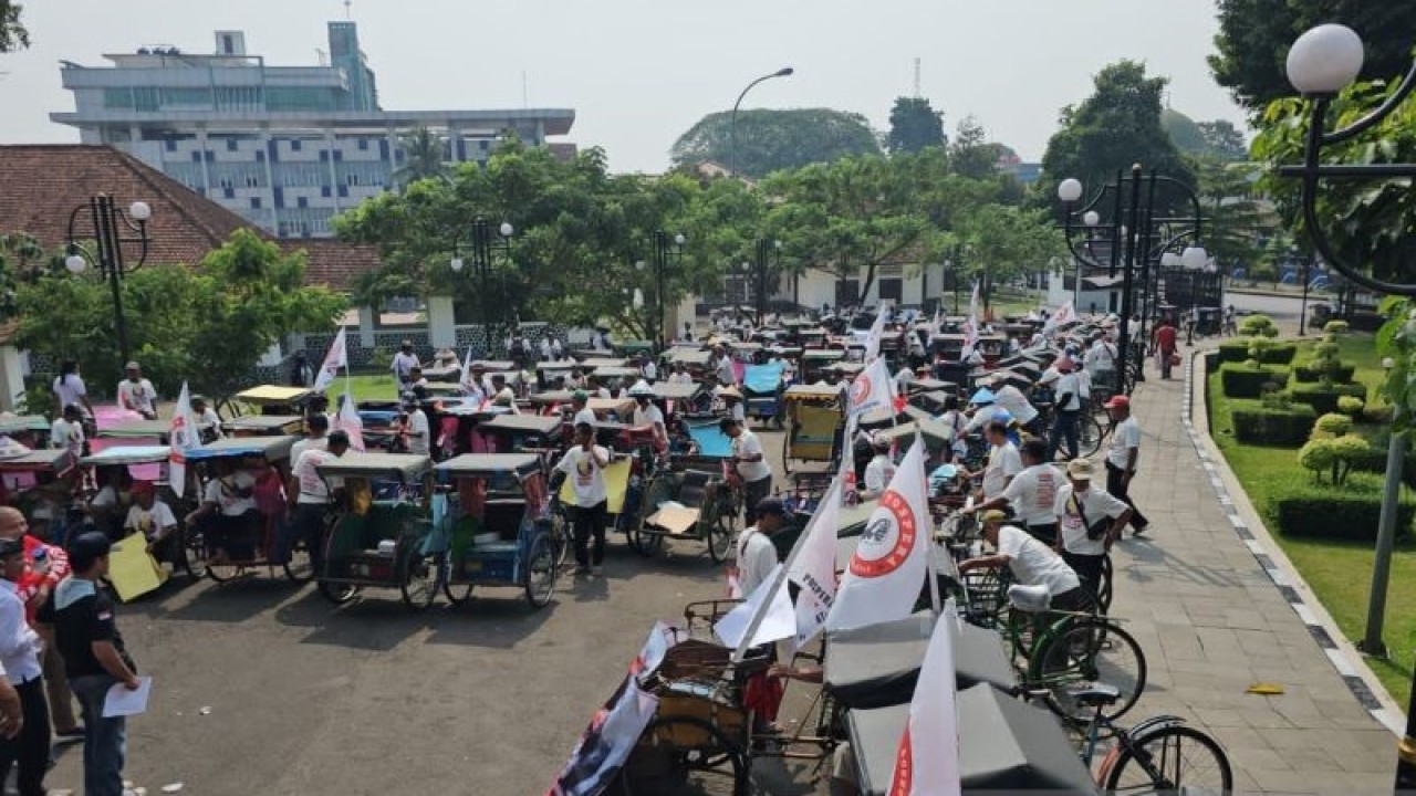 Ratusan tukang becak mendeklarasikan Ganjar Pranowo di halaman kantor DPRD Kota Bogor, Jawa Barat, Minggu (30/7/2023). ANTARA/HO-Tim Media Ganjar