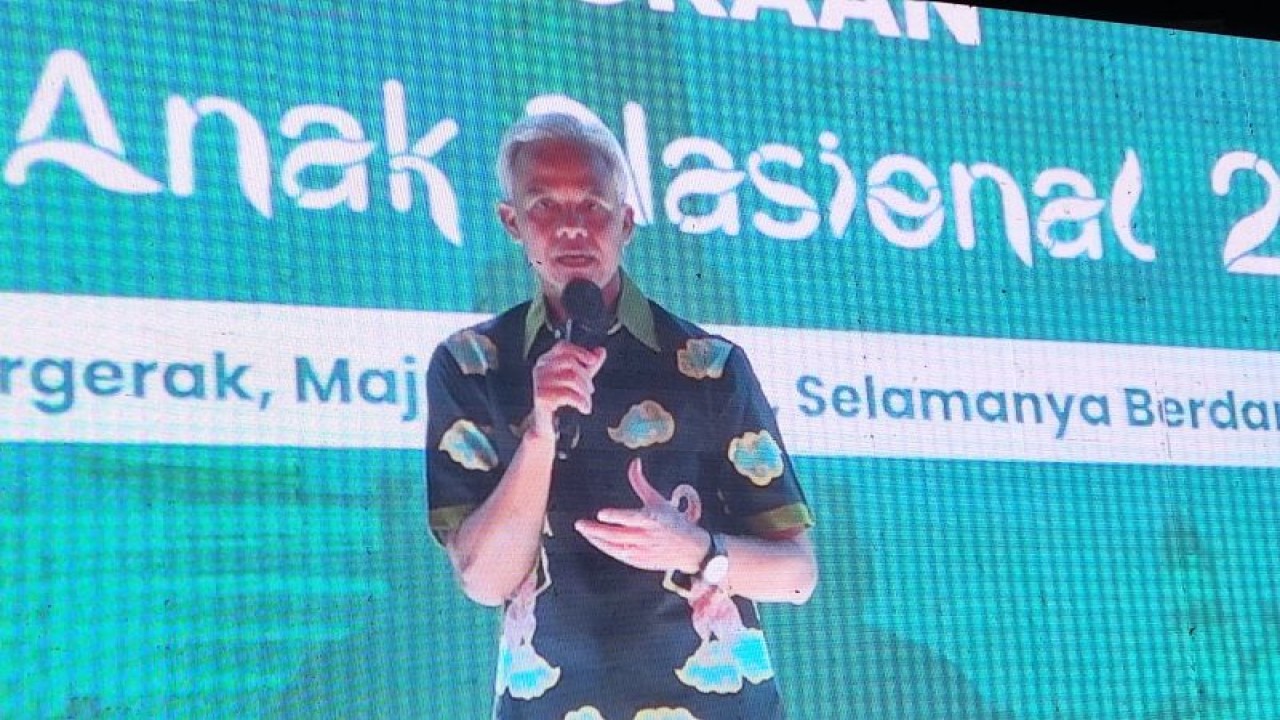 Gubernur Jawa Tengah Ganjar Pranowo dalam acara pembukaan Forum Anak Nasional di Kota Semarang, Jawa Tengah, Kamis (20/7/2023) malam. (ANTARA/ Anita Permata Dewi)