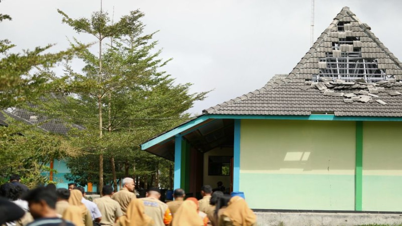 Gubernur Jawa Tengah Ganjar Pranowo saat mengecek kerusakan sekolah akibat terdampak gempa bumi di Kabupaten Wonogiri, Senin (3/7/2023). (ANTARA/HO-Humas Pemprov Jateng)