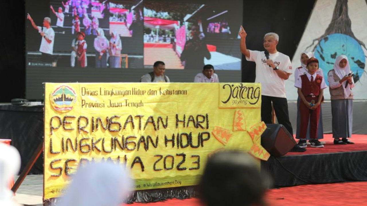 Gubernur Jawa Tengah Ganjar Pranowo saat menghadiri peringatan Hari Lingkungan Hidup Dunia 2023 tingkat Provinsi Jateng di Kabupaten Tegal, Selasa (4/7/2023). (ANTARA/HO-Humas Pemprov Jateng)