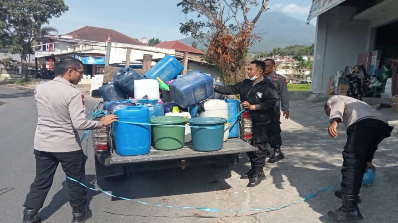 Polisi mengangkut minuman keras tradisional di Kecamatan Bayongbong, Kabupaten Garut, Jawa Barat. (ANTARA/HO-Polres Garut)