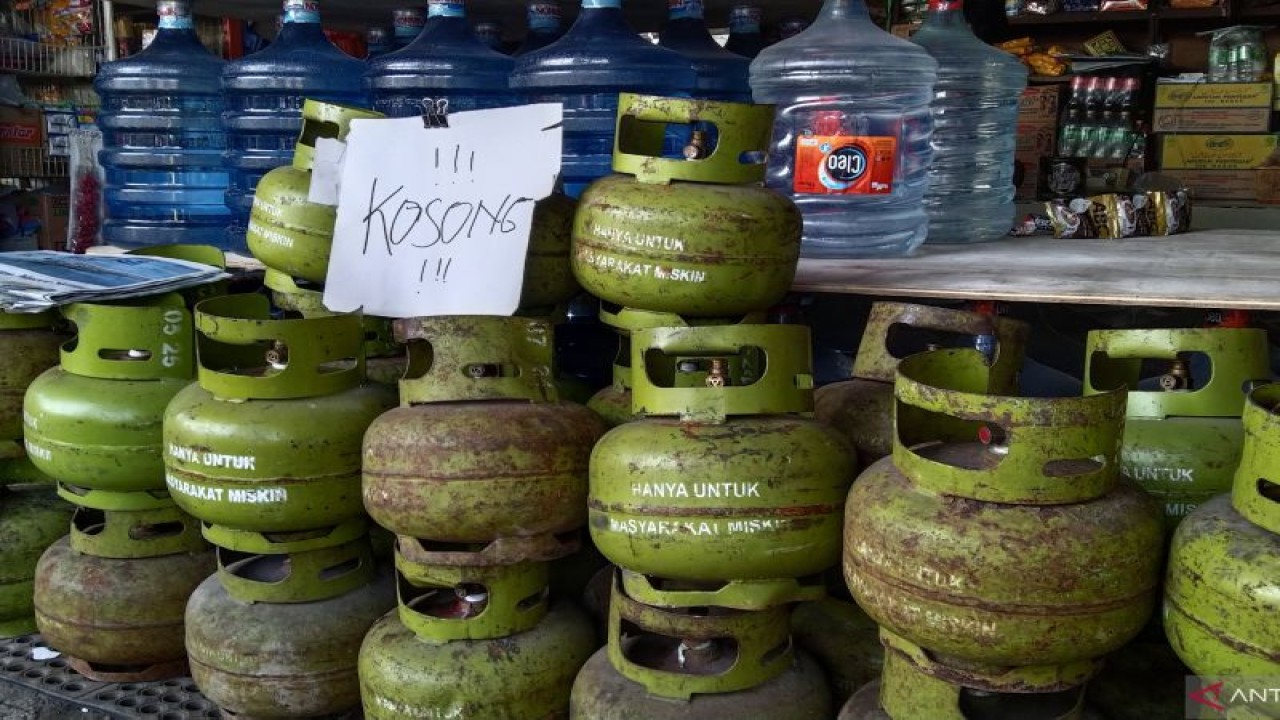 Pedagang memasang pengumuman “kosong” akibat tidak ada pasokan elpiji ukuran tiga kilogram di salah satu toko di Denpasar Timur, Bali, Rabu (26/7/2023) ANTARA/Dewa Ketut Sudiarta Wiguna/wsj.
