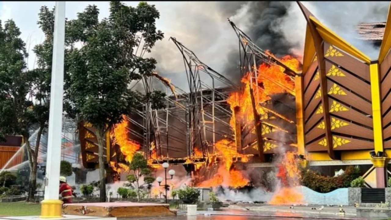 Gedung MPP yang terbakar pada 5 Maret lalu rencananya akan dirobohkan dan dibangun menjadi alun-alun kota. (ANTARA/Annisa Firdausi)