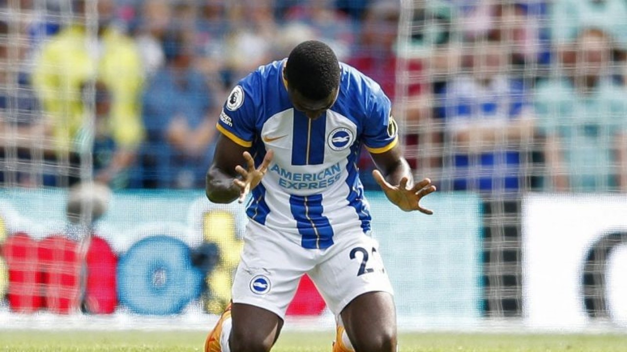 Pesepak bola Brighton & Hove Albion Moises Caicedo melakukan selebrasi setelah mencetak gol ke gawang Leicster City dalam laga pekan keenam Liga Inggris, di Stadion The American Express Community, Brighton, Inggris, Minggu (4/8/2022). Babak pertama usai pertandingan berakhir imbang  2-2. ANTARA FOTO Reuters-Peter Nicholls/hp.